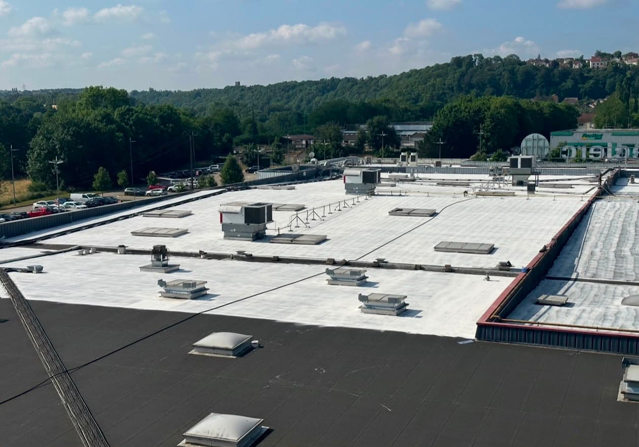 Chantier Cool Roof — application du revêtement (2)